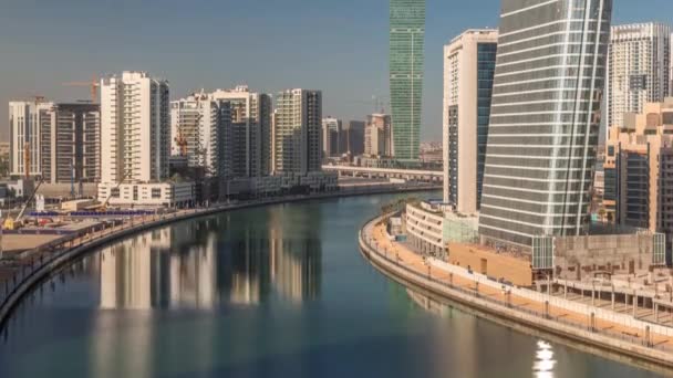 Mrakodrapy v blízkosti kanálu v Dubaji s modrým obloha letecké timelapse — Stock video