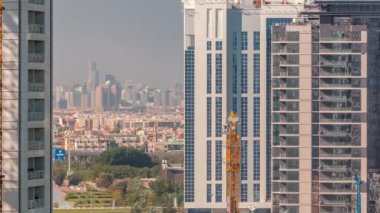Yeni modern gökdelenler arasındaki Jlt görünümü fütüristik tasarım hava zaman ayarlı. İşletme Körfezi, Dubai, Birleşik Arap Emirlikleri 'ndeki maymunlar lüks şehirlerde yaşıyor.