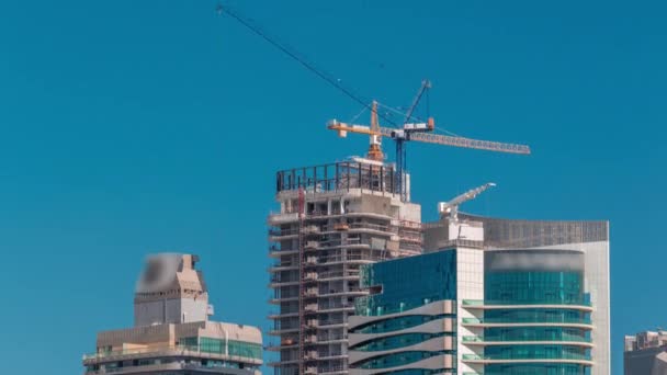 Bouw van nieuwe moderne wolkenkrabbers in luxe Dubai stad, Verenigde Arabische Emiraten — Stockvideo