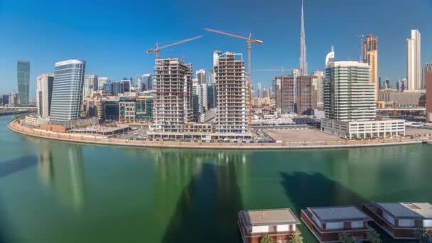 Grattacieli vicino al canale di Dubai con timelapse aerea cielo blu — Video Stock