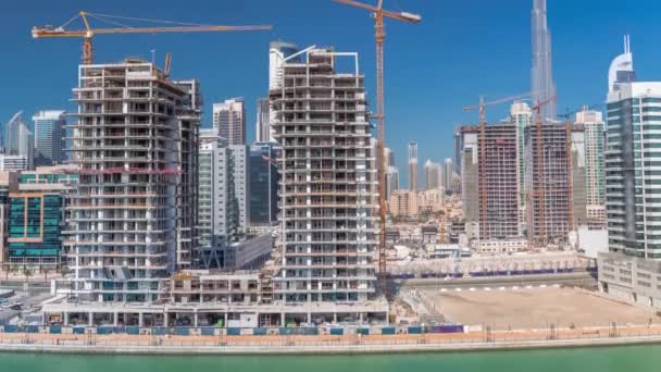 Letecký pohled na mrakodrapy ve výstavbě s obrovskými jeřáby v Dubaji. — Stock video