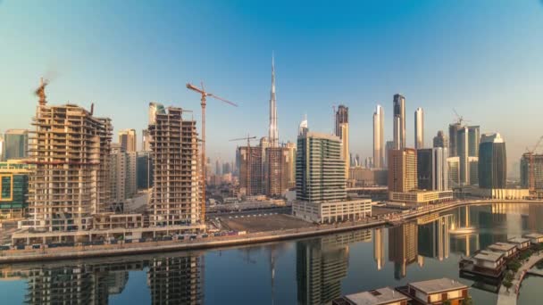 Wolkenkratzer am Kanal in Dubai mit blauem Himmel im Zeitraffer — Stockvideo