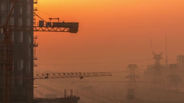 Costruzione di nuovi grattacieli moderni timelapse aerea nella città di lusso di Dubai al tramonto, Emirati Arabi Uniti — Video Stock