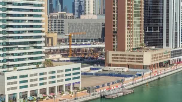 Byggande i centrum av Dubai mellan moderna skyskrapor, Förenade Arabemiratens timelapse antenn — Stockvideo