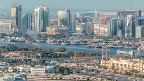 Lüks Dubai şehrindeki modern gökdelenlerin manzarası, Birleşik Arap Emirlikleri Havacılık Zaman Alanı — Stok video