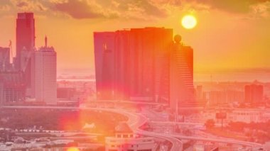 Günbatımında, lüks Dubai şehrindeki modern binaların görüntüsü.