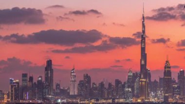 Günbatımında, lüks Dubai şehrindeki modern binaların görüntüsü.