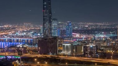 Dubai şehrinin gece ritmi. Hava zaman ayarlı.
