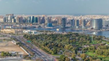 Dubai şehrindeki yeni modern binalar ve yeşil park, Birleşik Arap Emirlikleri Hava Saati