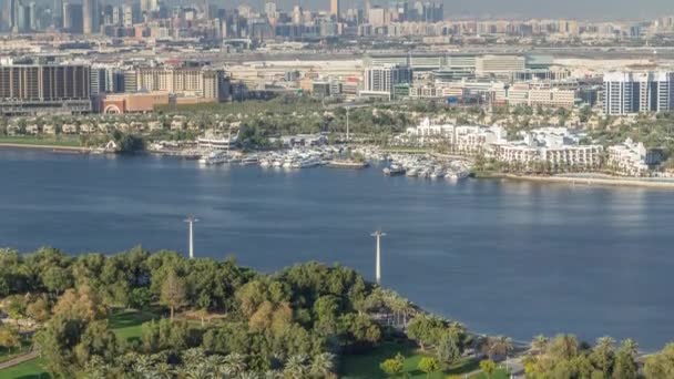 Flygfoto av blå kanal nära green park Dubai stad, Förenade Arabemiraten Timelapse — Stockvideo