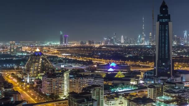 Vista aérea de la ciudad rítmica iluminada con luces del timelapse aéreo de Dubai — Vídeos de Stock