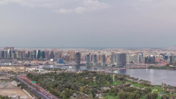 아랍에미리트 시간 제세 항공의 호화 도시 두바이에서 조명된 도로와 윈도우에서 비치는 불빛의 모습 — 비디오