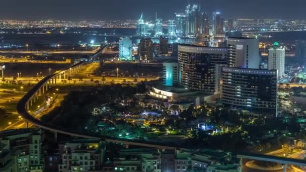 Nachtzicht op nieuwe moderne gebouwen en lichten in luxe Dubai stad, Verenigde Arabische Emiraten Timelapse Aerial — Stockvideo