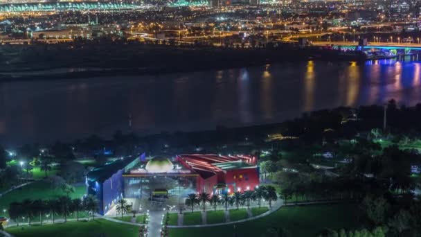 Flygfoto av vägar nära kanalen med reflektioner i Dubai på natten, Uae antenn timelapse — Stockvideo