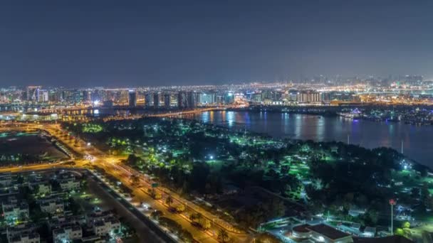 Ritmo noturno da cidade de Dubai perto do canal aéreo timelapse — Vídeo de Stock