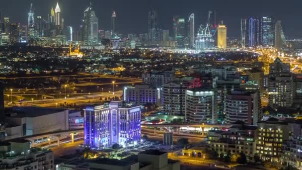 Vista moderna de edificios iluminados apartamentos y rascacielos en Dubai Timelapse Aerial — Vídeos de Stock
