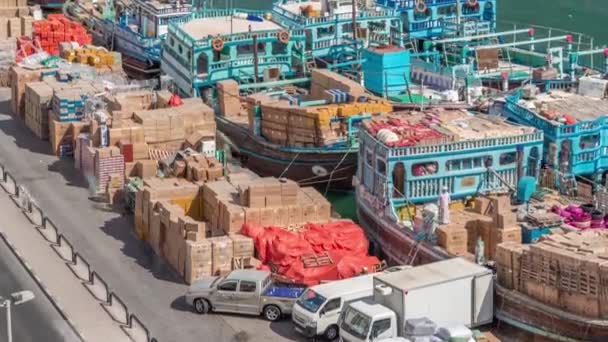 Het laden van een schip in de haven timelapse in Dubai, Deira kreek, Uae. — Stockvideo