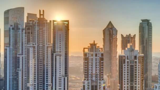 Moderna bostads- och kontorskomplex med många torn antenn timelapse vid solnedgången i Business Bay, Dubai, Uae. — Stockvideo