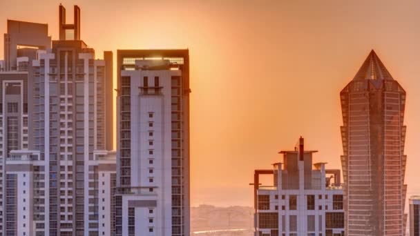 Nowoczesny kompleks mieszkalny i biurowy z wieloma wieżami powietrznymi o zachodzie słońca w Business Bay, Dubaj, Uae. — Wideo stockowe