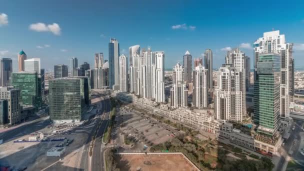 Moderno complejo residencial y de oficinas con muchas torres de timelapse aéreo en Business Bay, Dubai, Emiratos Árabes Unidos . — Vídeo de stock