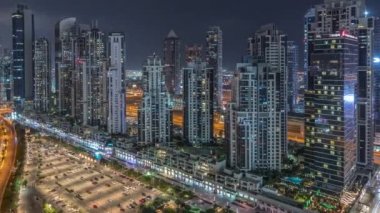 Business Bay, Dubai, Uae 'de birçok gökdelen gece zaman ayarlı modern konut ve ofis kompleksi.
