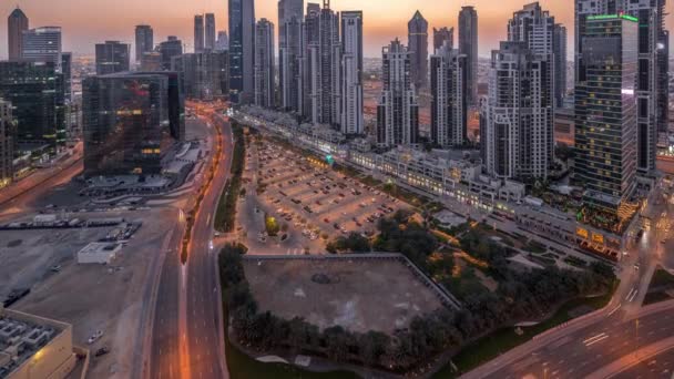 UAE, 두 바이, 비즈니스 베이에서 야간 시간 제 로많은 타워가 하늘을 날고 있는 현대적 인 주거 및 사무실 복합 건물. — 비디오