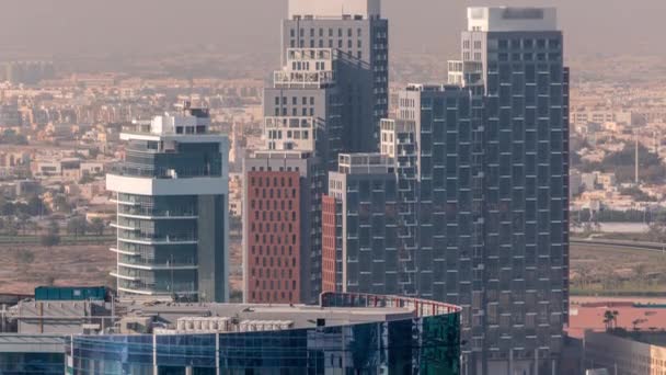Dubajské obchodní zátoky věže v ranní letecké době. — Stock video