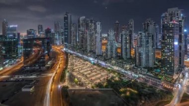 Business Bay, Dubai, Uae 'de birçok gökdelen gece zaman ayarlı modern konut ve ofis kompleksi.