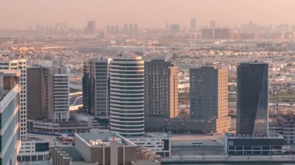 Dubais business bay torens op de avond luchtfoto timelapse. — Stockvideo
