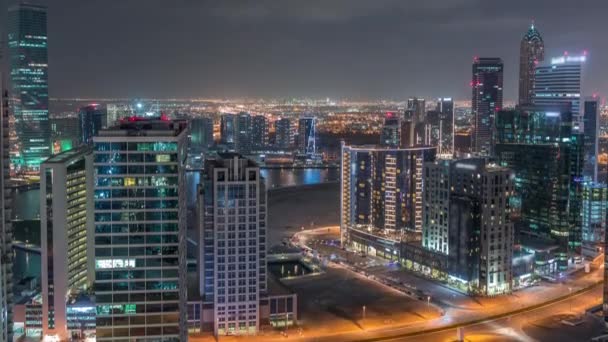 Dubais business bay torens antenne nacht timelapse. — Stockvideo