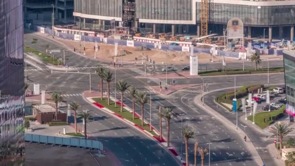 Ovanifrån stadstrafik vid ett vägskäl i Dubai Business bay timelapse. — Stockvideo