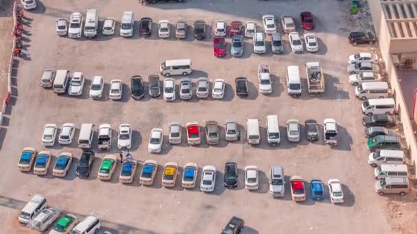 Flygfoto fulla bilar på stora utomhus parkeringsplatser timelapse i Dubai, Uae. — Stockvideo