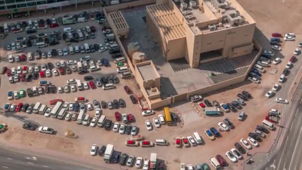 ドバイ,アラブ首長国連邦の大規模な屋外駐車場での空撮フルカー. — ストック動画