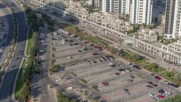 ドバイ,アラブ首長国連邦の大規模な屋外駐車場での空撮フルカー. — ストック動画