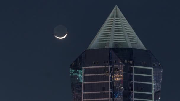 Vista nocturna de las luces de los rascacielos por la noche en Dubai timelapse aéreo — Vídeos de Stock