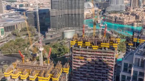 Vista aérea de um arranha-céu em construção com enormes guindastes timelapse em Dubai . — Vídeo de Stock