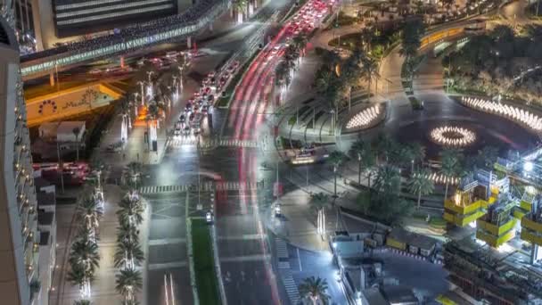 Vista dell'intersezione con molti trasporti nel traffico notturno Timelapse Aerial — Video Stock