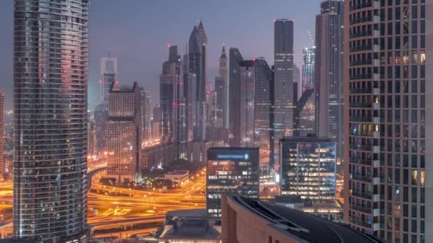Вид с воздуха на новые небоскребы и высокие здания в Дубае ночью и днем — стоковое видео