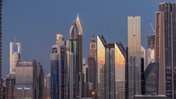 Vista aérea de novos arranha-céus e edifícios altos no Dubai dia a noite timelapse — Vídeo de Stock