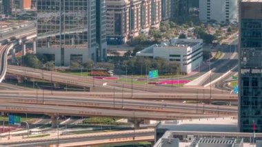 Dubai şehir merkezinde otoyol kavşak havadan görünümü timelapse.