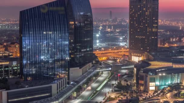 Dubaï rue du centre-ville avec trafic achalandé et gratte-ciel autour de nuit au jour le jour timelapse . — Video