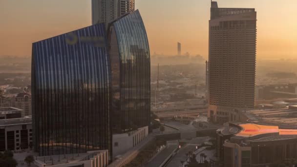 Dubai rue du centre-ville avec trafic achalandé et gratte-ciel autour de timelapse matin . — Video