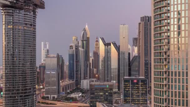 Дубайський міжнародний фінансовий центр район з сучасними хмарочосами на ніч таймце — стокове відео