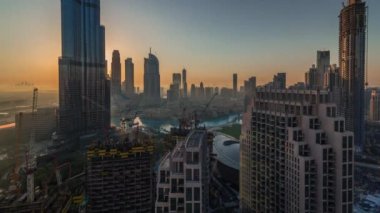 Gün doğumunda Dubai 'nin panoramik ufuk çizgisi manzarası. Alışveriş merkezi, çeşmeler ve Burç Halife' nin sabahki hava zamanı.