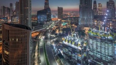 Gün doğmadan Dubai şehir merkezindeki panoramik gökyüzü manzarası. Alışveriş merkezi, çeşmeler ve gökdelenler. Gece gündüz gökdelenler.