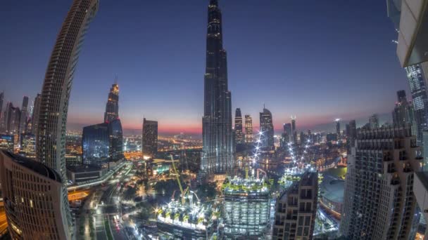 Vue panoramique du centre-ville de Dubaï avant le lever du soleil avec centre commercial, fontaines et gratte-ciel — Video