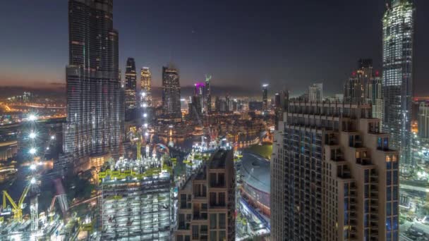 Vista panoramica sullo skyline del centro di Dubai prima dell'alba con centro commerciale, fontane e grattacieli aereo notte a giorno timelapse — Video Stock