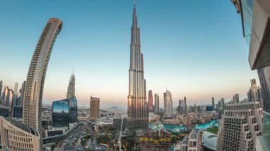 Gün batımından sonra Dubai 'nin panoramik gökyüzü manzarası Alışveriş merkezi, çeşmeler ve gökdelenlerle