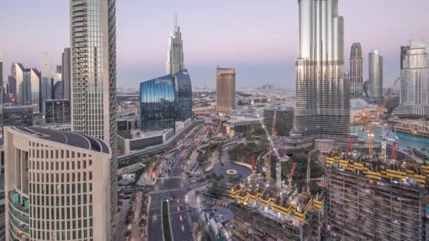Vista panoramica sullo skyline del centro di Dubai dopo il tramonto con centro commerciale, fontane e grattacieli aereo giorno a notte timelapse — Video Stock