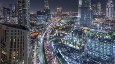 Alışveriş merkezi, çeşmeler ve gökdelenlerle Dubai 'nin panoramik gökyüzü manzarası.